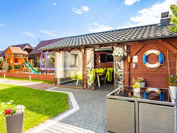 altana z kuchnią letnią ,gdzie jest indukcja,lodówka ,bierząca woda ,mikrofala,naczynia itp