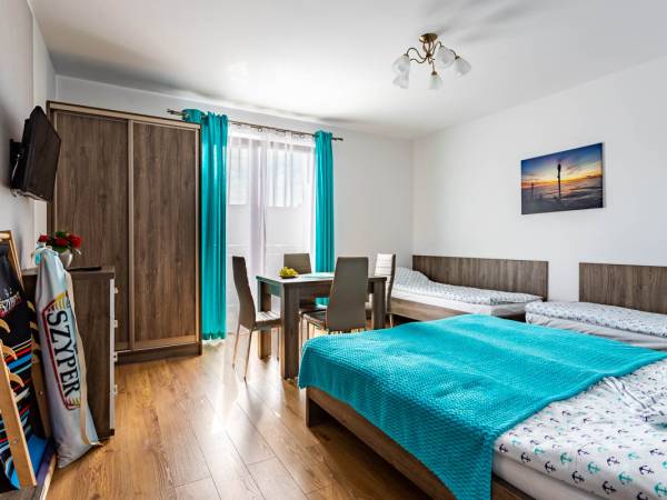 pokój nr 4 ,4os z aneksem kuchennym ,łazienką i balkonem 