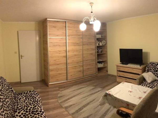 Pokój nr 5 z prywatną łazienką która znajduje się na korytarzu