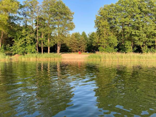 widok na plażę z jeziora