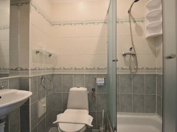 pokój dwuosobowy łazienka