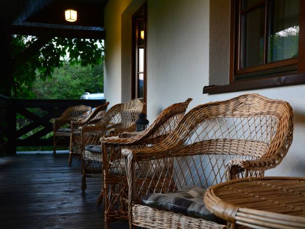 Zadaszony taras w budynku z pokojami