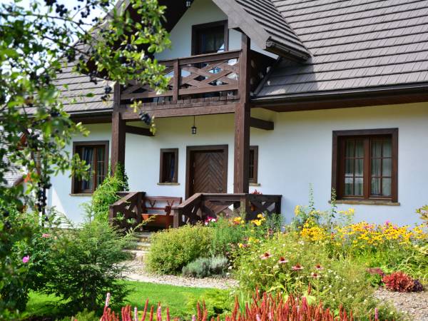 Wejście do budynku z apartamentami