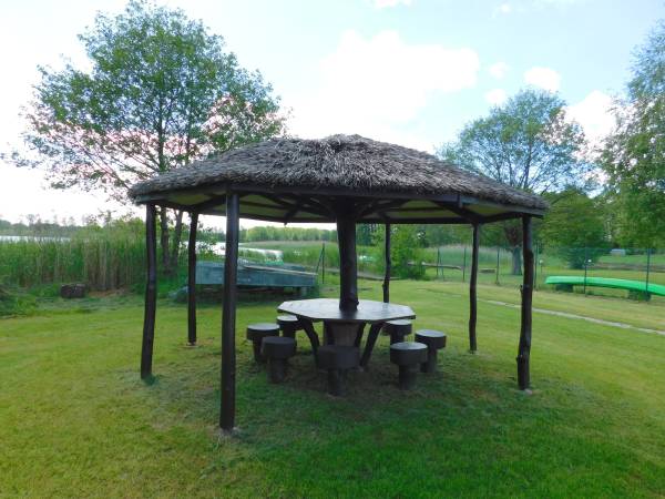 wiata nad jeziorem