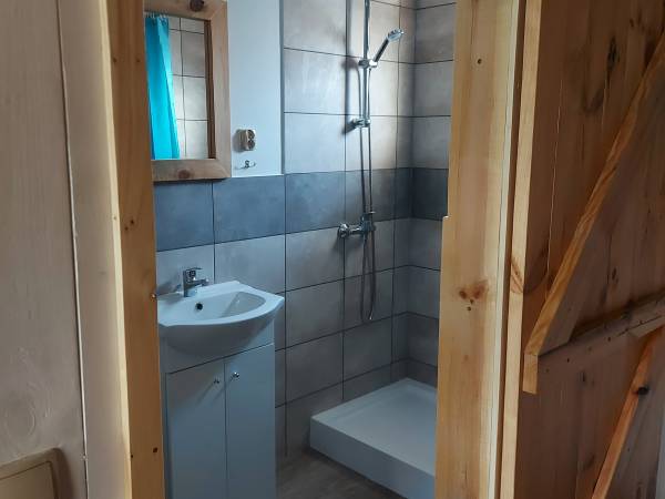 Domek kamienny łazienka