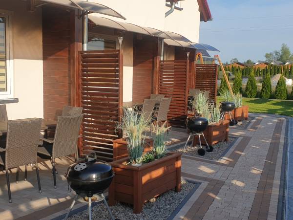 Domki nr 5,6,7,8 odwrócone od placu zabaw