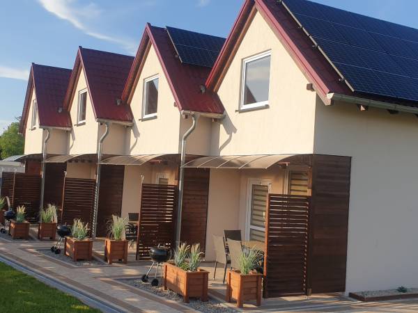 Domki nr 5,6,7,8 odwrócone od placu zabaw