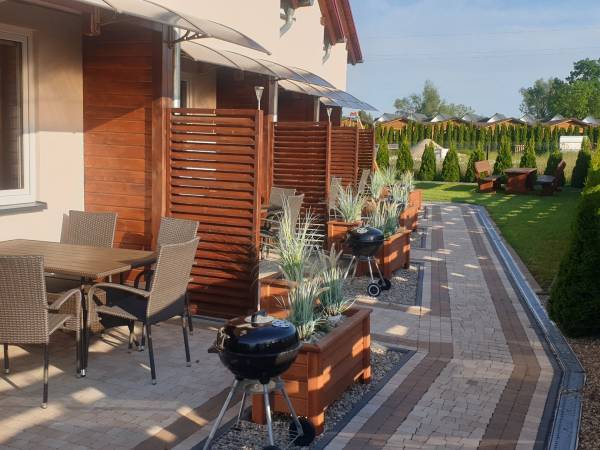 Domki 5,6,7,8 odwrócone od placu zabaw