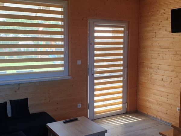 Salon z kanapą i telewizorem