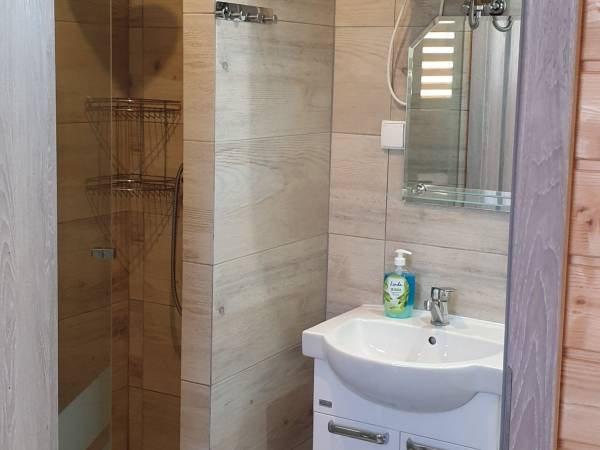 Toaleta z prysznicem