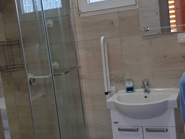 Toaleta z prysznicem domek nr 4