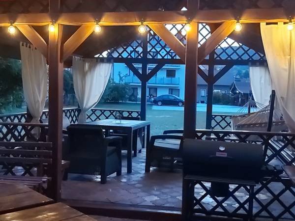 W altanie nad rzeczką