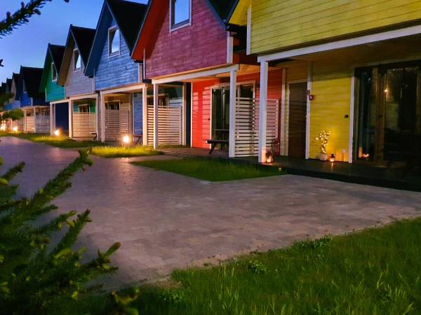 Kolorowe Domki wieczorem