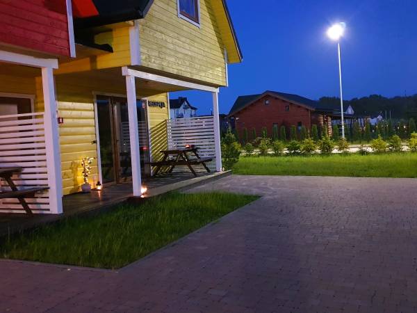 Kolorowe Domki wieczorem