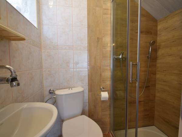 łazienka w pokoju 4 os z balkonem