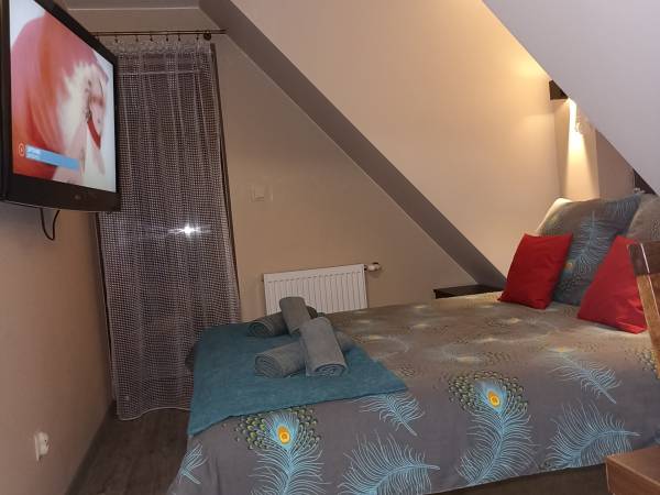 sypialnia z balkonem na piętrze