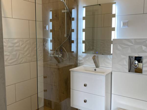 Łazienka w pokojach na piętrze