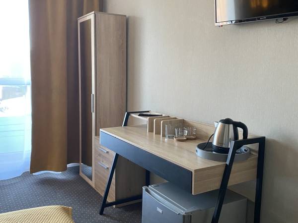 W każdym pokoju czajnik, szklanki do kawy i zimnych napojów 