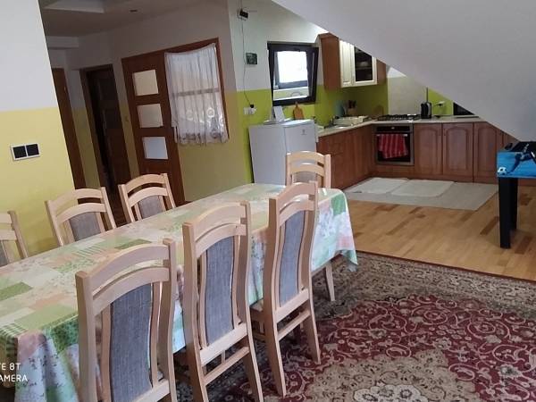 Salon z widokiem na aneks kuchenny