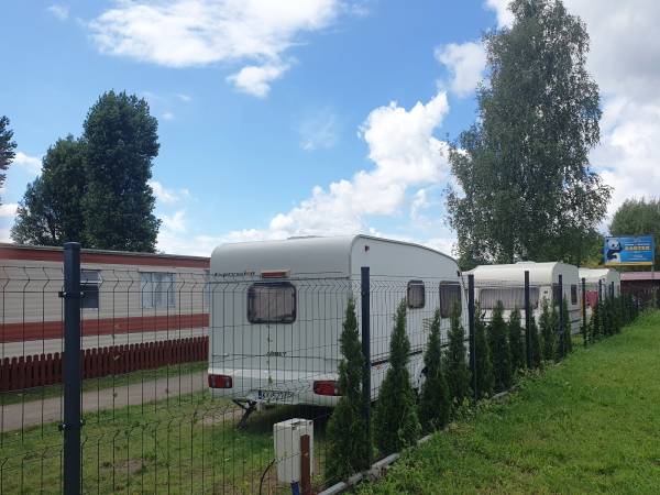 miejsca na przyczepy kempingowe