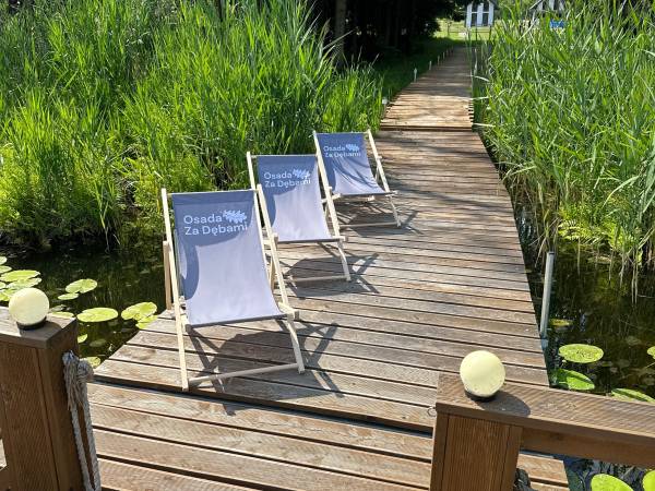 Dostępne leżaki do odpoczynku na pomoście
