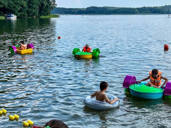 Wpadnij do lasu , domki nad jeziorem 