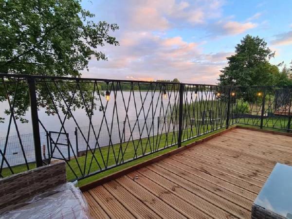 Domki nad jeziorem, Kaszuby, linia brzegowa, sprzęt wodny