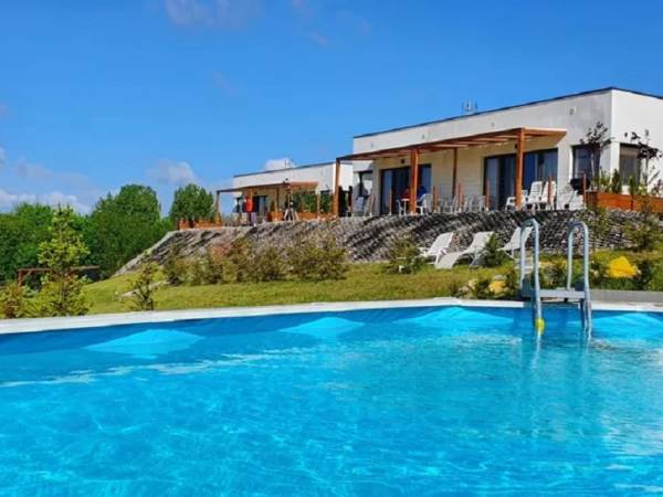 Domki nad Jeziorem BASEN SAUNA JACCUZI prywatny pomost