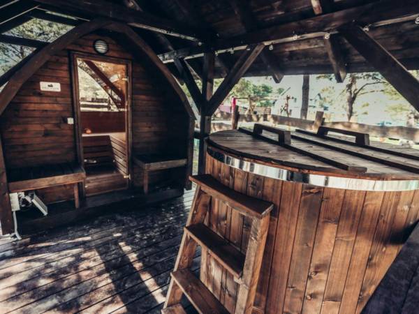 sauna, beczka z zimną wodą