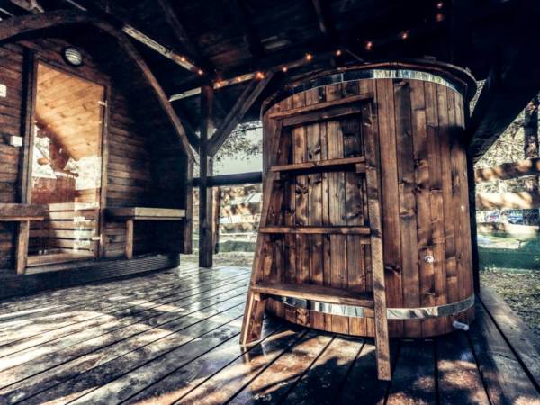 sauna, beczka z zimną wodą