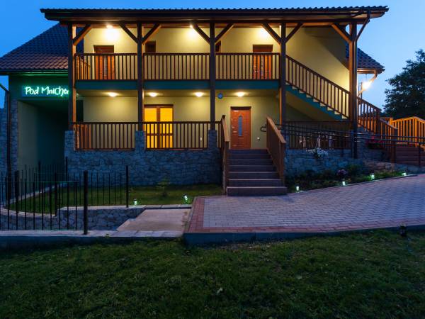 Dom noclegowy "POD MNICHEM" nocą