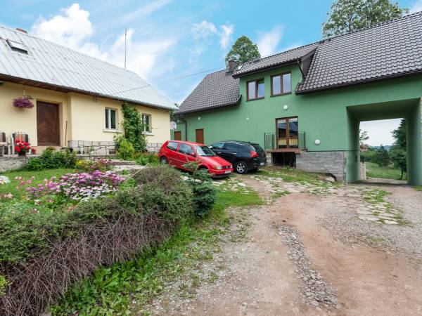 Dom noclegowy "POD MNICHEM" - przed domem