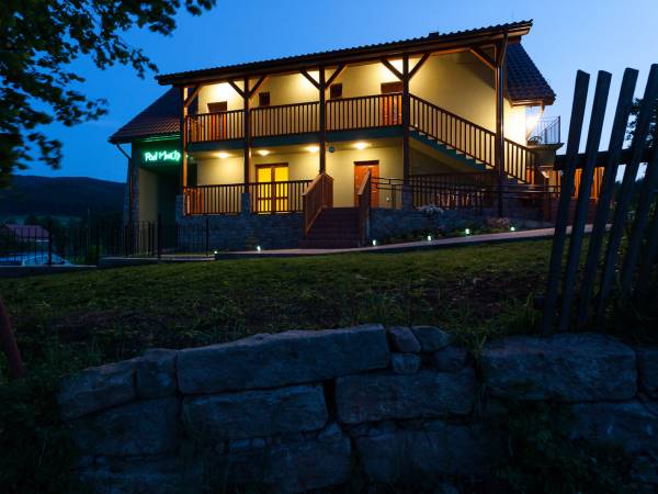 Dom noclegowy "POD MNICHEM" nocą