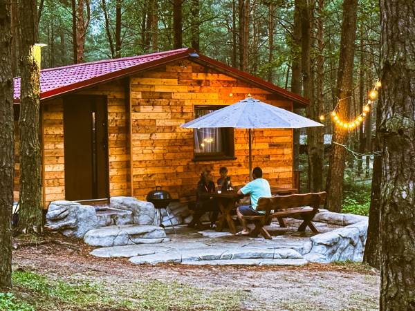 Wpadnij do lasu , domki nad jeziorem 