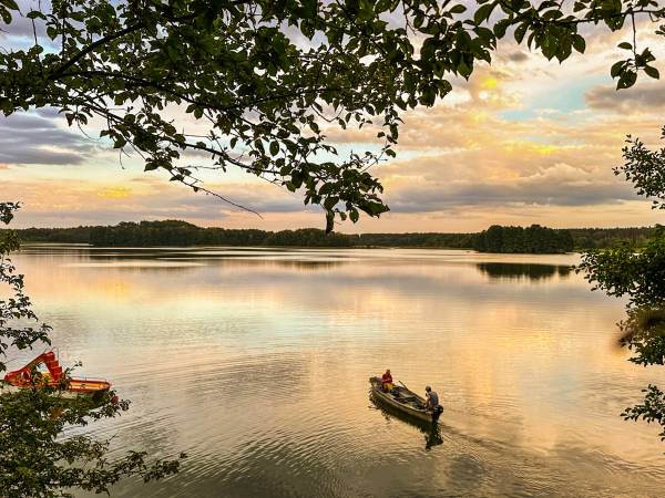 Wpadnij do lasu , domki nad jeziorem 