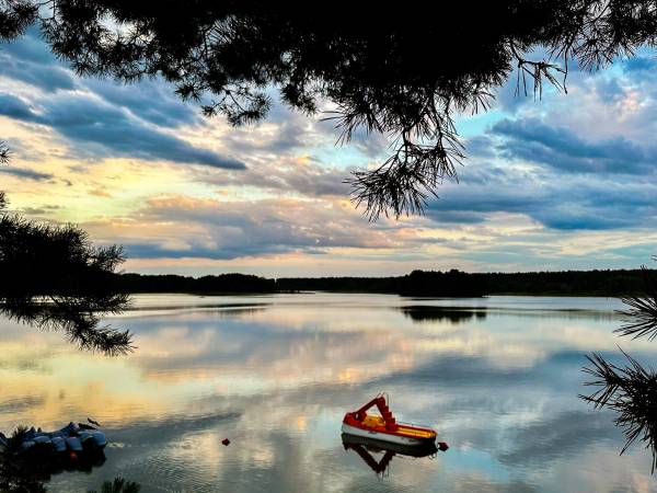 Wpadnij do lasu , domki nad jeziorem 