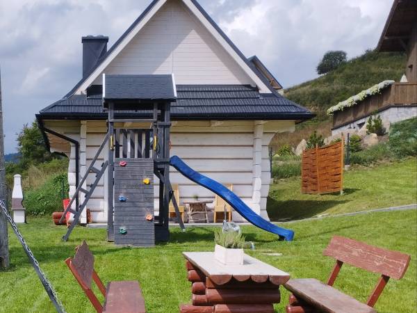 Plac zabaw dla dzieci z piaskownicą