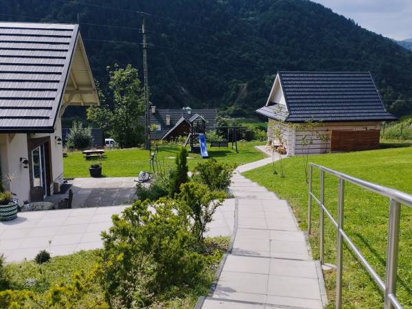 Zejście z parkingu do domków