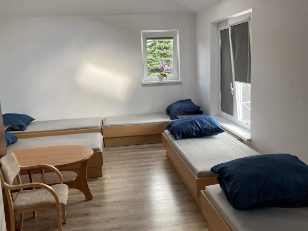 pokój 5-osobowy z TV i łazienką