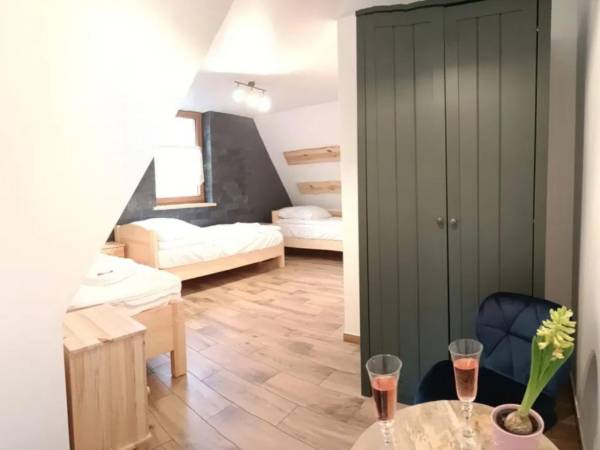 Pokój z trzema pojedyńczymi łóżkami