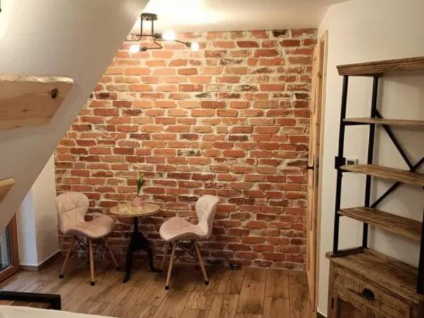 Pokój na piętrze z podwójnym łóżkiem i antresolą