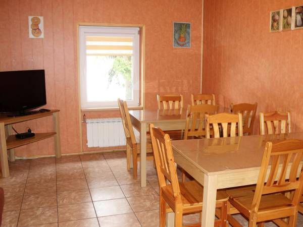 Świetlico - jadalnia z aneksem kuchennym i TV.