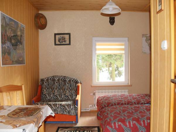 Pokój podróżniczy 2 osobowy z dostawką (rozkładanym fotelem). Pokój z prywatną łazienką.