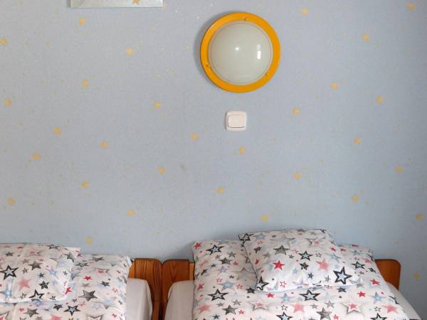 Pokój kosmiczny 2 osobowy z dostawką (rozkładanym fotelem). Pokój posiada prywatną łazienkę.