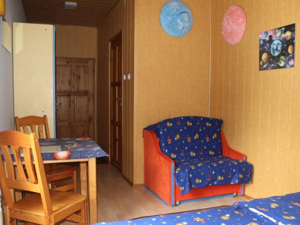 Pokój kosmiczny 2 osobowy z dostawką (rozkładanym fotelem). Pokój posiada prywatną łazienkę.