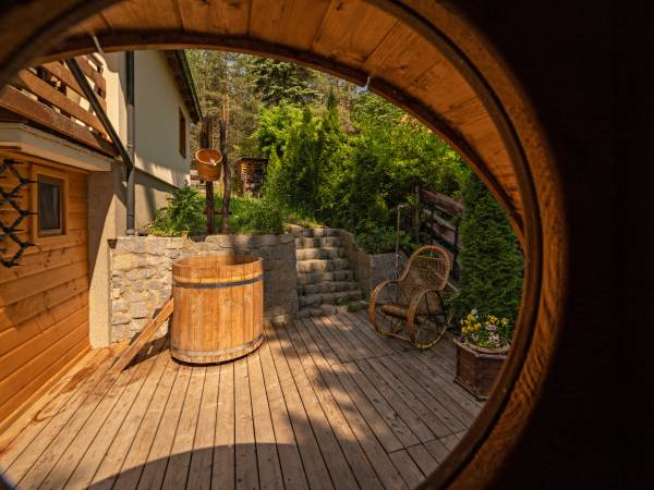 Widok z sauny na beczkę z zimną wodą