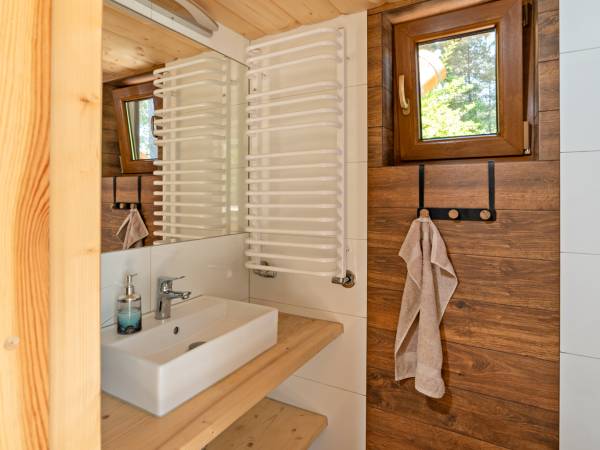 Osobne WC-sala kominkowa/sypialnia nr 1