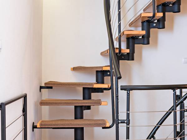 Schody z bramkami zabezpieczającymi 