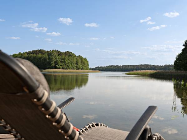 Widok z pomostu na jezioro