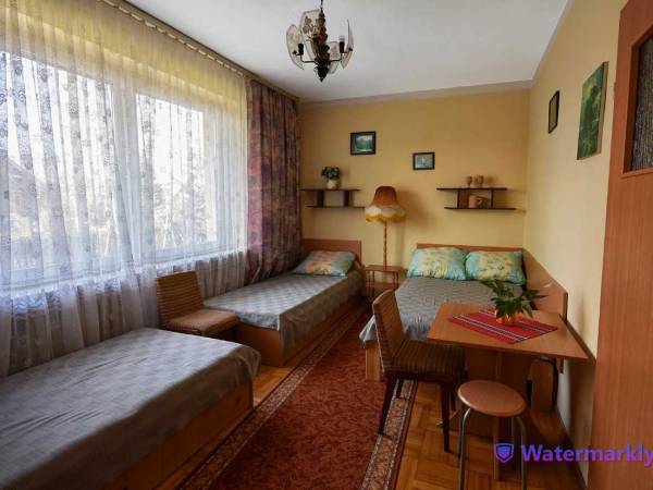 Pokój (b) z łazienką na parterze: 2 łóżka 1-osobowe i 1-łóżko 2-osobowe